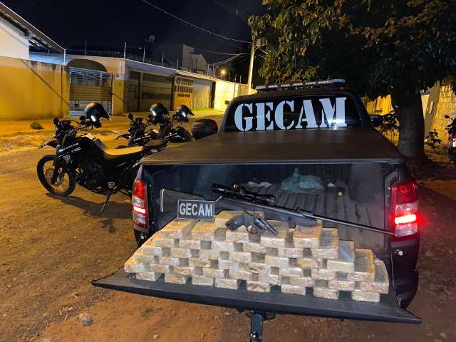 Trio &eacute; preso com pasta base de coca&iacute;na avaliada em quase R$ 900 mil