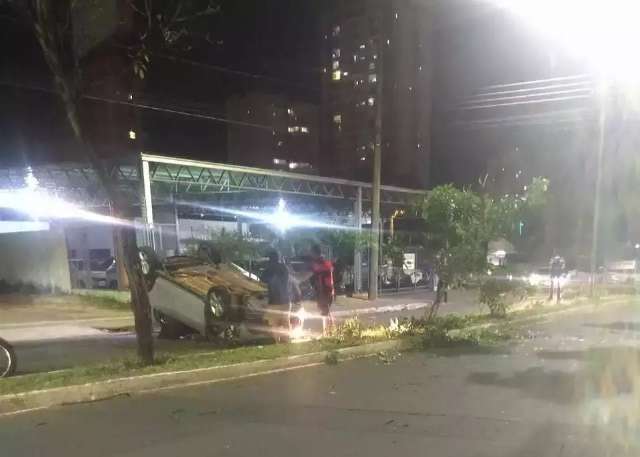 Acidente na Rachid Neder teve carro no canteiro, dois presos e tiros de borracha