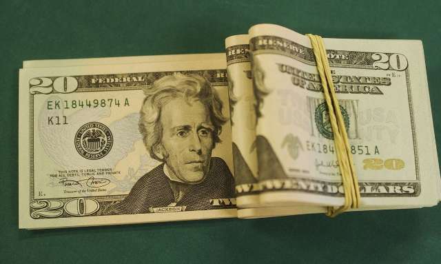 D&oacute;lar fecha no maior n&iacute;vel em 45 dias com tens&otilde;es entre EUA e China