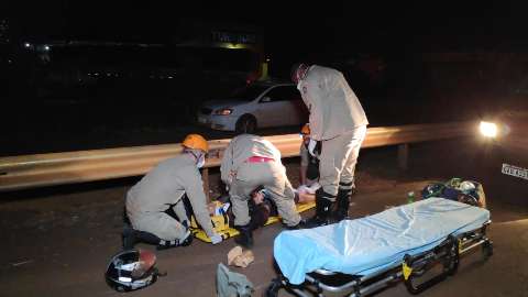 Atropelado em racha entre Audi e Jetta, motociclista tem perna dilacerada
