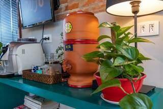 Cantinho do café ainda conta com tradicional filtro de barro.  (Foto: Henrique Kawaminami)