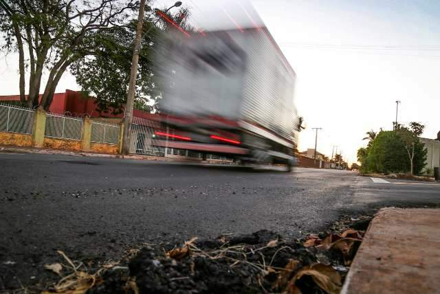 Em alta velocidade, ve&iacute;culos abusam em via recentemente recapeada