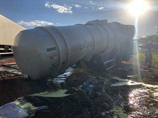 Tampa de tanque que transportava 36 mil litros de óleo vegetal se abriu e líquido foi derramado. (Foto: Divulgação/PMA)