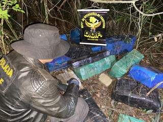 Policial do DOF no local onde foram encontrados os fardos de maconha (Foto: Divulgação)
