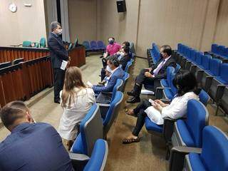 Reunião de conciliação realizada no fóruma de Campo Grande, nesta noite. (Foto: TJMS) 