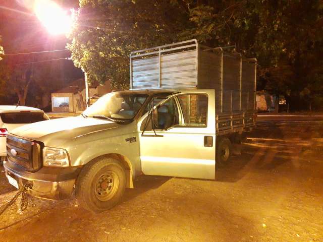 Caminh&atilde;o abandonado em estrada levava quase 4 toneladas de maconha 