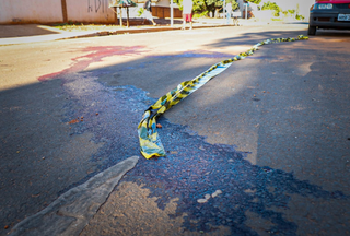 Hoje de manhã aida era possível encontrar mancha de sangue onde Mil Grau foi assassinado, na Rua dos Amigos (Foto: Henrique Kawaminami) 