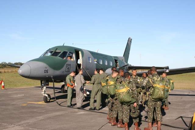 FAB confirma evento com 700 militares na pandemia e diz que far&aacute; testes em todos