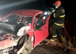 Carro Ford Ka vermelho ficou destruído em acidente que matou Antônio Marcos Zonatto (Imagem divulgada pelo site A Gazeta News) 