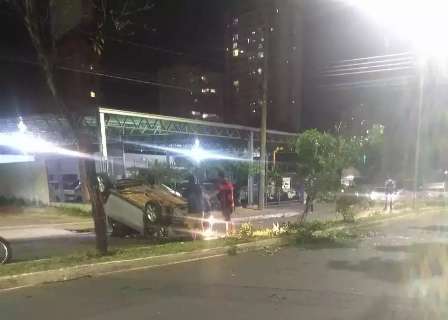 Acidente na Rachid Neder teve carro no canteiro, dois presos e tiros de borracha