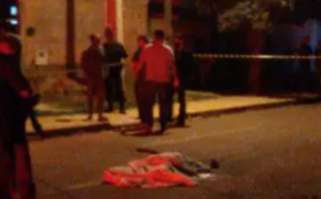 Homem &eacute; atropelado e morto a facadas no meio de rua no Jardim Anache 