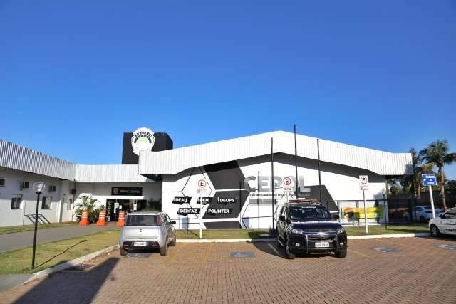 Homem encontrado morto por vizinhos ap&oacute;s ser esfaqueado tinha 42 anos 