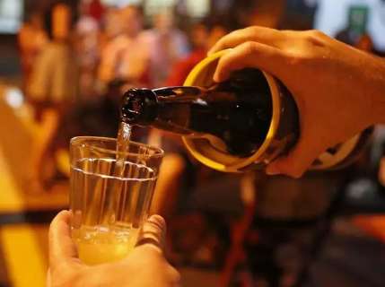 Trad revê decreto e a partir de quarta já está proibido beber em local público