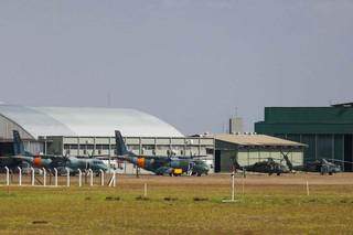 Avições no pátio da Base Aérea de Campo Grande, que recebe a partir do dia 17, cerca de 700 militares (Foto: Marcos Maluf)