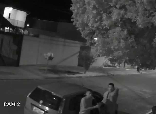Quarteto de ladr&otilde;es invade casa e foge ao ser flagrado por moradores