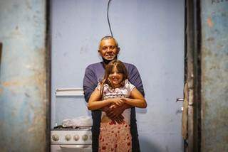 Adriana e o seu pai, Márcio, na residência no Jardim Presidente. (Foto: Henrique Kawaminami)