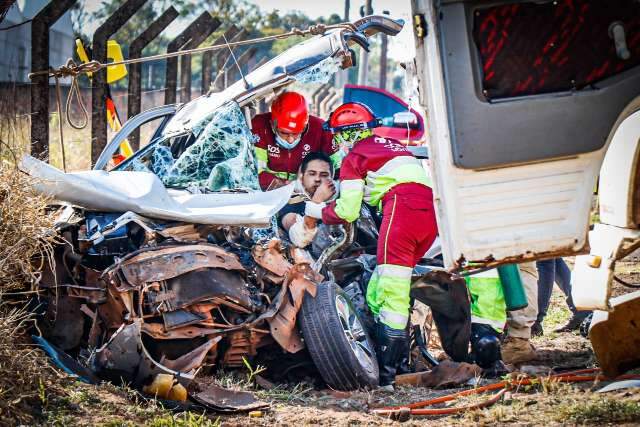 Acidente com caminhão-baú destrói carro e motorista fica preso às ferragens 