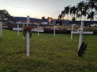 Cruzes instaladas em frente à prefeitura em junho, quando Dourados tinha 17 mortes pela covid-19 (Foto: Adilson Domingos)