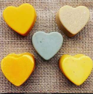 Os sabonetes ganham formato de coração e tem de bocaiuva na cor alaranjada, camomila na cor amarelo claro, juá na cor marrom e alecrim ao centro. (Foto: Arquivo pessoal)