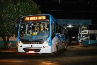 Ônibus do transporte coletivo de Campo Grande ao deixar garagem (Foto: Henrique Kawaminami/Arquivo)