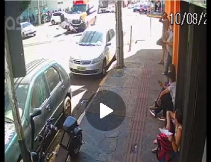 Motoentregador &eacute; lan&ccedil;ado sobre ambul&acirc;ncia em acidente na Rua 13 de Maio