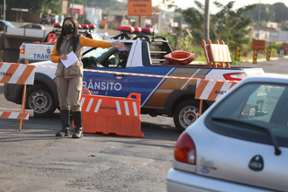 Dalila Bonfim, da Agetran, organizando o trânsito no primeiro dia de interdição na Avenida Ernesto Geisel (Foto: Marcos Maluf)