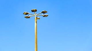Lâmpadas de LED já instaladas na Avenida Coronel Antonino. (Foto: Arquivo | Henrique Kawaminami)