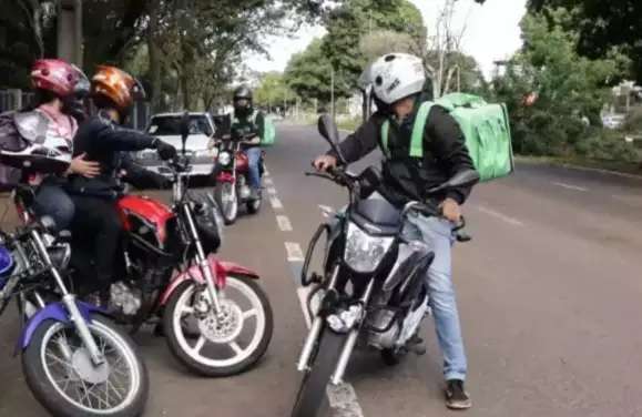 Aprovada a cria&ccedil;&atilde;o de espa&ccedil;os de descanso para motoentregadores na Capital