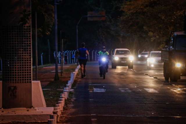 No escuro e sem sinaliza&ccedil;&atilde;o, exerc&iacute;cio &eacute; risco noturno no Parque dos Poderes