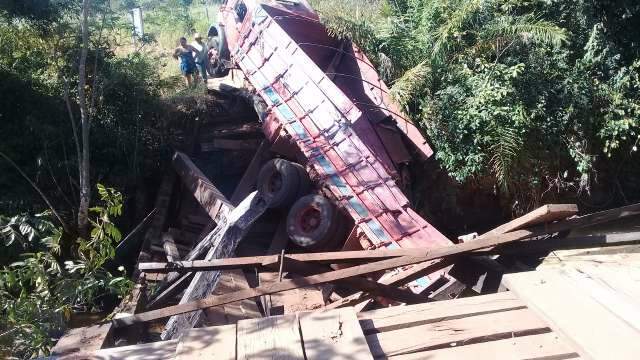 Produtor perde cerca de 10 toneladas de milho depois de caminh&atilde;o cair de ponte