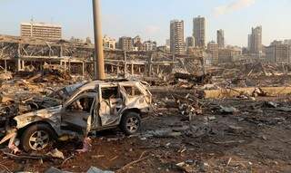 Uma grande parcela da estrutura de Beirute, a capital libanesa, ficou completamente destruída com a explisão do nitrato de amônia (Reuters/Mohamed Azakir)