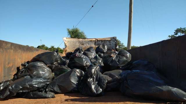 Prefeitura tira 13 caminhões de lixo acumulado em lagoa