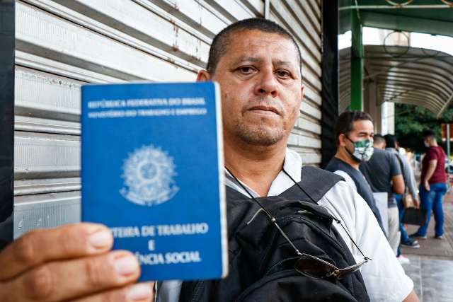 Entre esperan&ccedil;a e frustra&ccedil;&atilde;o, Denilson bate ponto h&aacute; 2 meses na fila por emprego