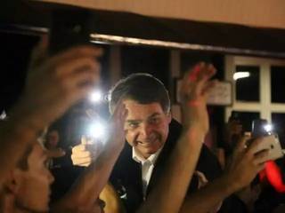 Jair Bolsonaro quando veio a Mato Grosso do Sul e foi recebido por multidão no Aeroporto Internacional de Campo Grande, em julho de 2017 (Foto: Alcides Neto/Arquivo Campo Grande News)