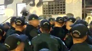 Policiais formam caracol e ficam aglomerados em meio a exercício do curso de formação de sargentos. Boa parte não usa máscara. (Foto: Reprodução de vídeo)