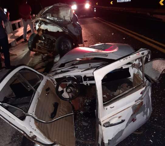 Fusca fica partido ao meio ap&oacute;s bater contra guard-rail na BR-262 