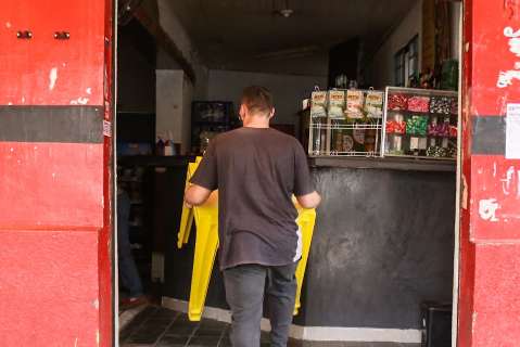 Contrariados, bares recolhem as mesas e defendem que “lei seca” não vai resolver