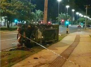 Após colisão, carro da vítima capotou (Foto: Direto das Ruas/Arquivo Campo Grande News)