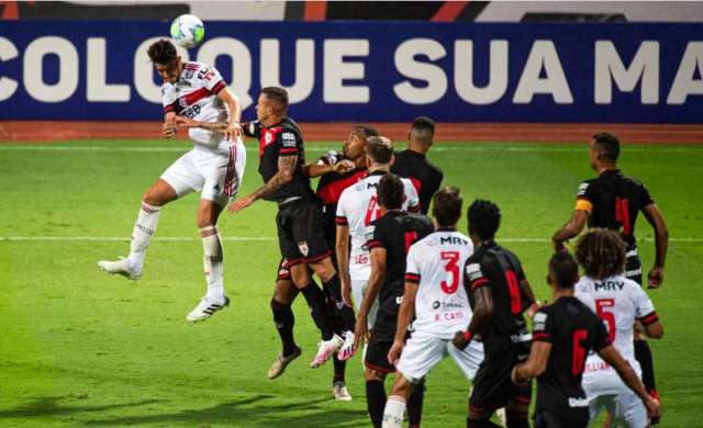 Atl&eacute;tico-GO manda Flamengo para a lanterna do Brasileir&atilde;o com vit&oacute;ria por 3 a 0