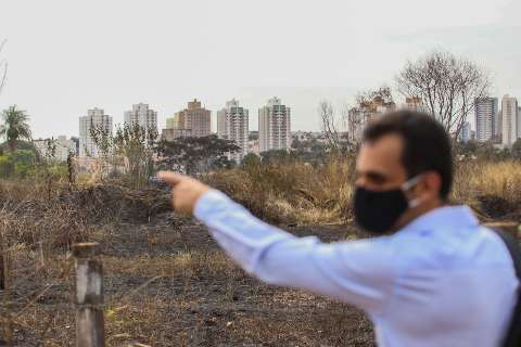 “Todo ano é a mesma coisa”,  reclama vizinho de área queimada na Vila Planalto