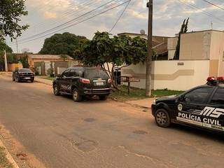 Viaturas da Polícia Civil na residência do administrador preso em Caarapó (Foto: Divulgação)