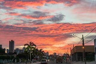 Céu amanheceu avermelhado em Campo Grande nesta quarta-feira (12). (Foto: Henrique Kawaminami)