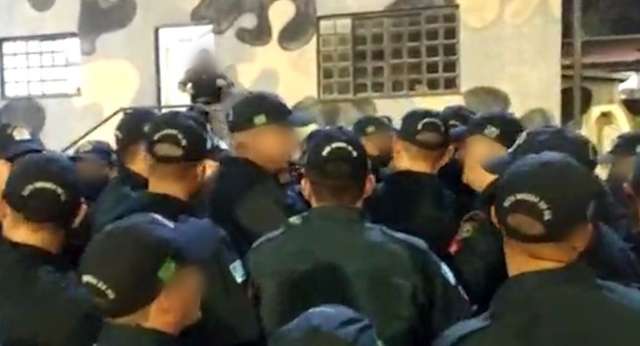 Curso para formar sargentos da PM tem aglomera&ccedil;&atilde;o de policiais sem m&aacute;scara