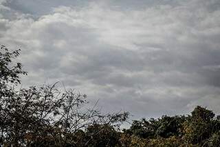 Apesar das nuvens, estiagem ainda predomina em Campo Grande (Foto: Hnerique Kawaminami)