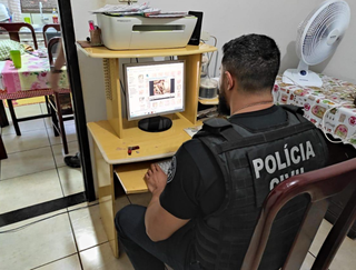 Polcial encontra vídeos com pornografia infantil em casa de alvo de operação (Foto: divulgação/Polícia Civil)