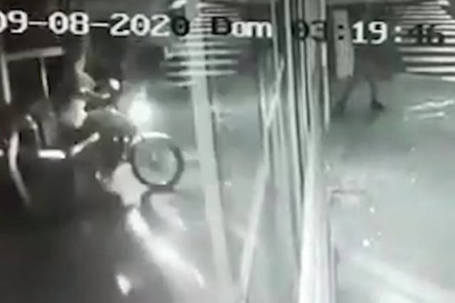 Em pouco mais de 1 minuto, bandidos quebram porta de vidro e fogem levando motos