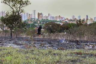 Bombeiros usaram quatro mil litros de água em incêndio na Vila Planalto. (Foto: Marcos Maluf)
