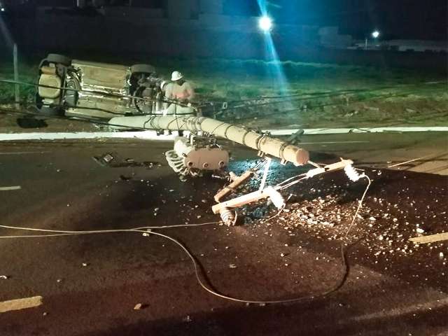 Motorista capota carro ao atingir poste que ficou destru&iacute;do na Nelly Martins