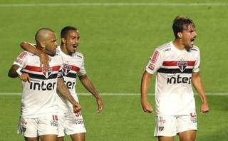 Daniel Alves (careca) comemorando o seu gol ao lado dos colegas. (Foto: Rubens Chiri / saopaulofc.net)
