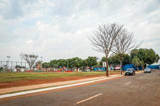Crime aconteceu em frente a praça ampla com campo de futebol (Foto: Henrique Kawaminami)
